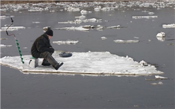 Рыбак из Хакасии чуть не уплыл на льдине в Красноярский край