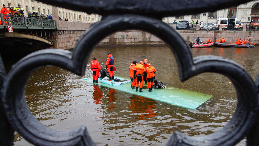 МЧС РФ назвало число жертв в ДТП с упавшим в реку автобусом в Петербурге