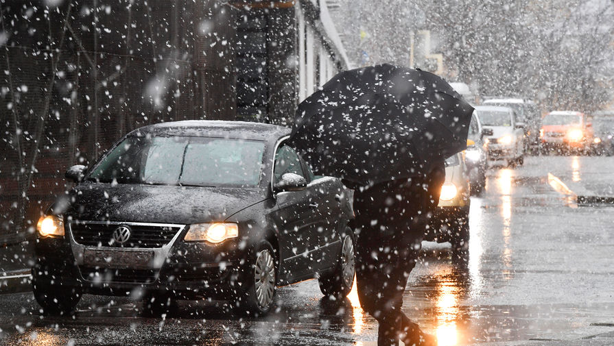 Московским водителям посоветовали оставить машины из-за сильного снегопада