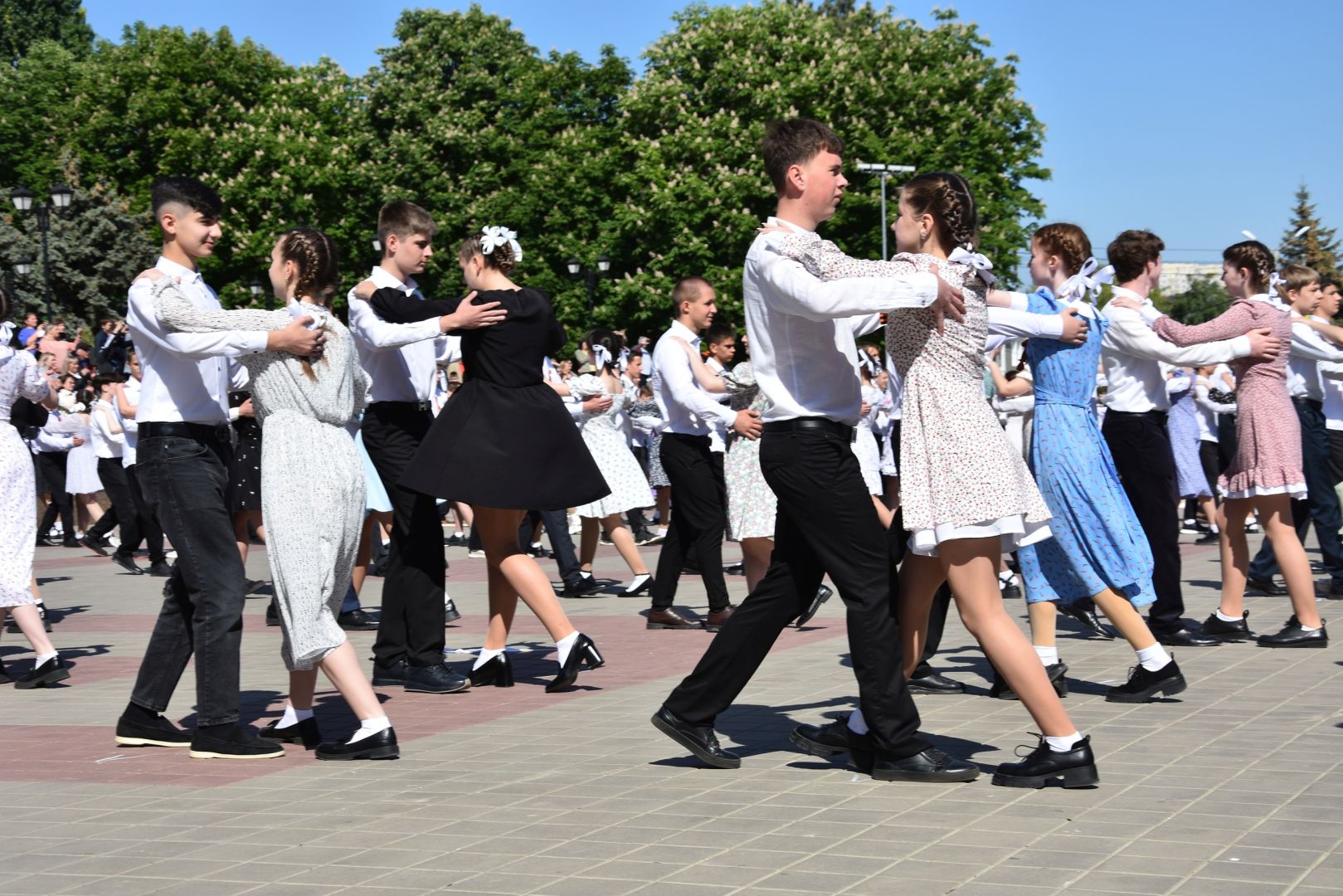 Почти 1,5 тысячи юношей и девушек исполнили вальс Победы в Шпаковском округе