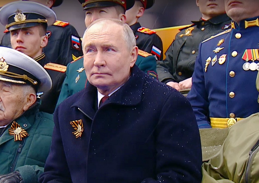 Путин пообщался со 100-летним ветераном на параде Победы
